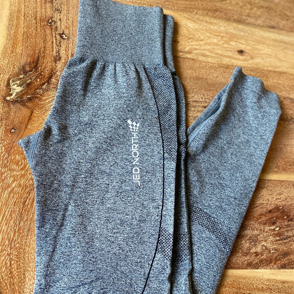 GREY LEGGINGS